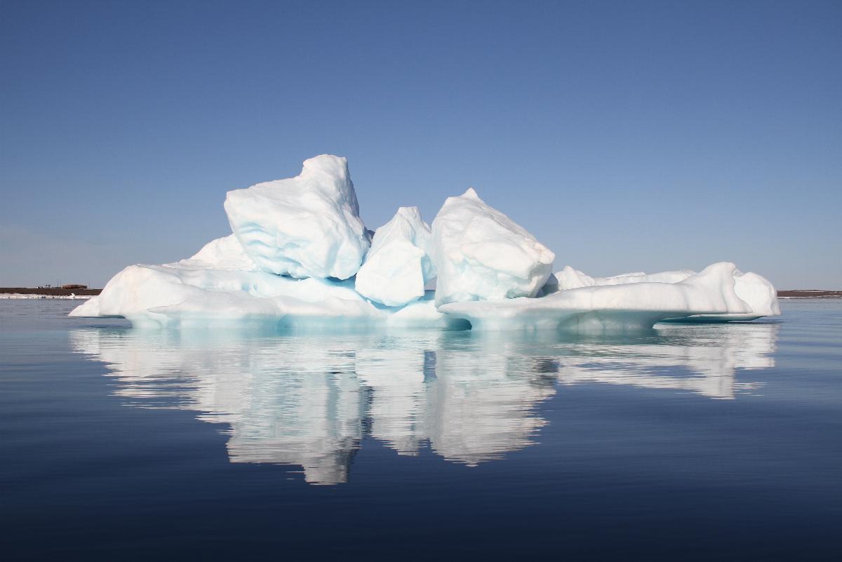 Айсберг в бухте Северной острова Земля Александры. Земля Франца-Иосифа