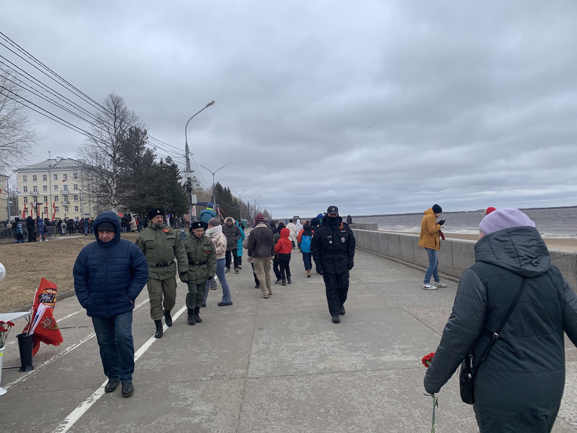 Полиция и похожие на казаков люди, патрулируют территорию праздника