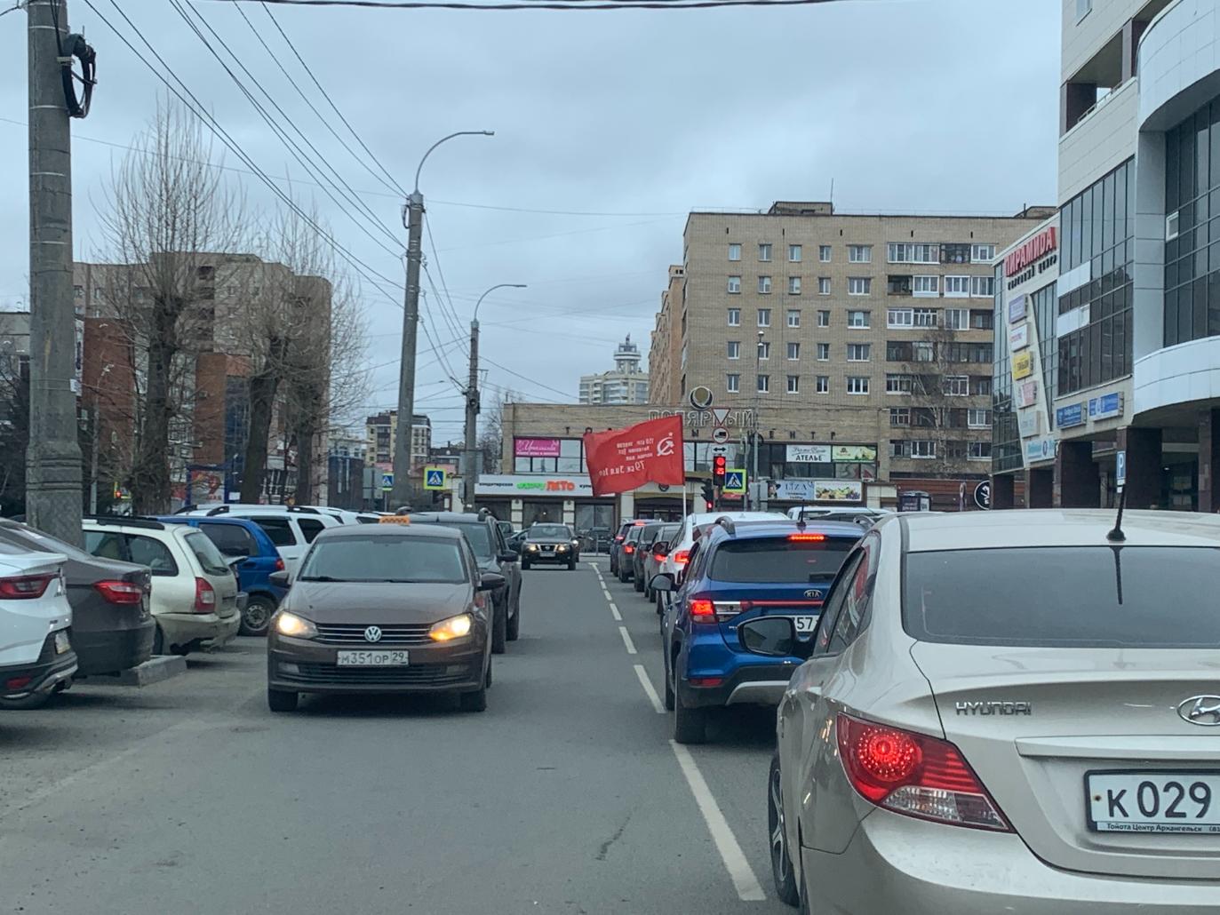 После парада, праздник вышел на улицы, и разошелся по домам