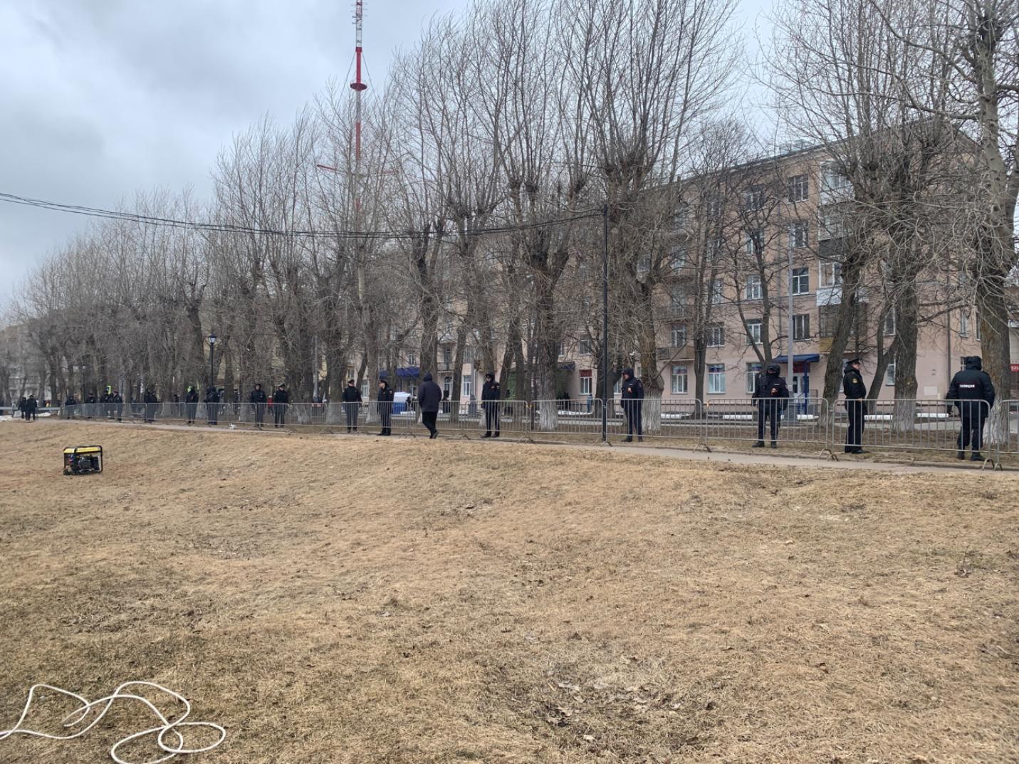 Загоны с охраной стали приметой всех праздничных мероприятий, но на Дне Победы от этого все еще немного коробит...