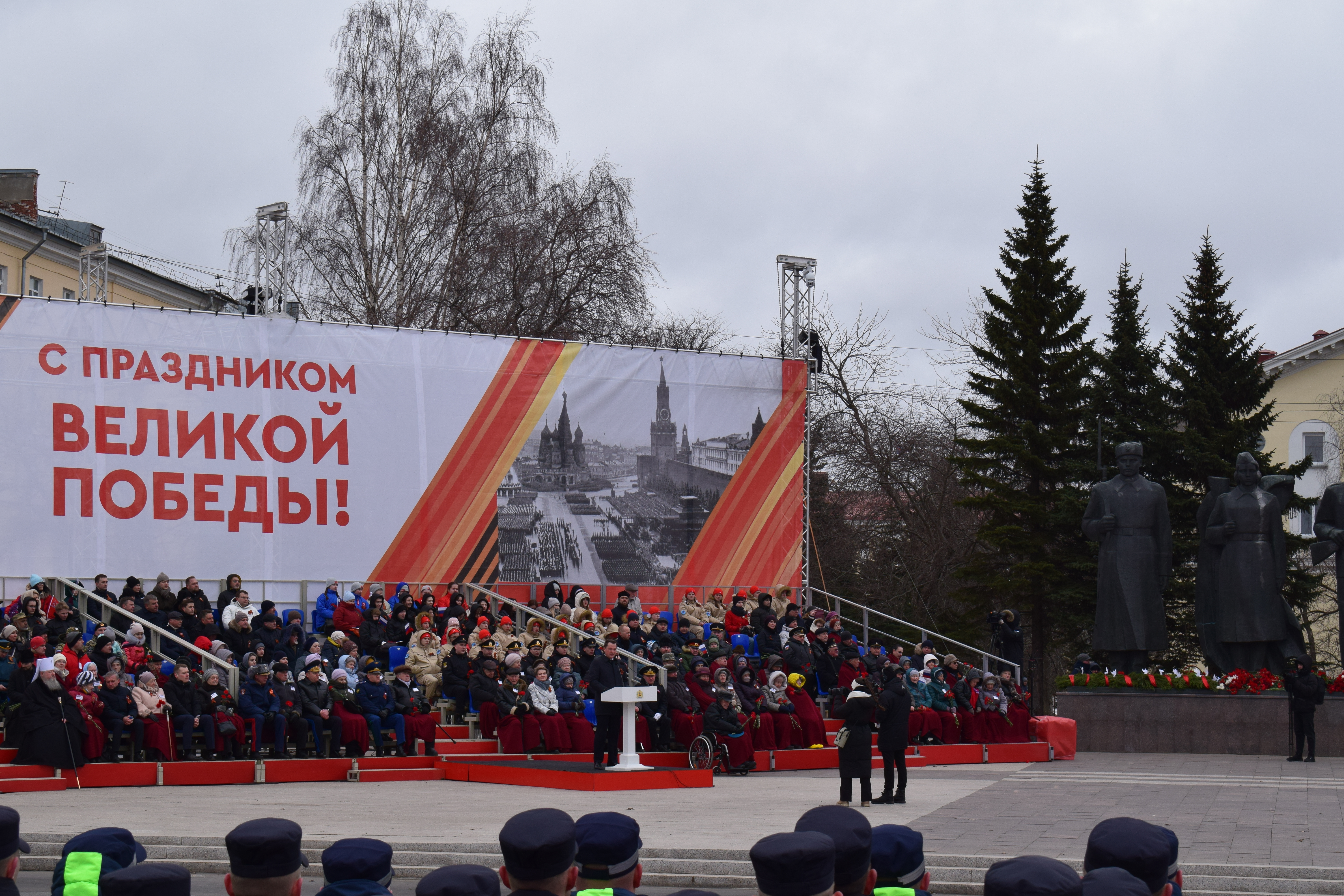 Вслед за трансляцией выступления Президента Путина на Красной Площади, слово предоставили Губернатору Александру Цыбульскому