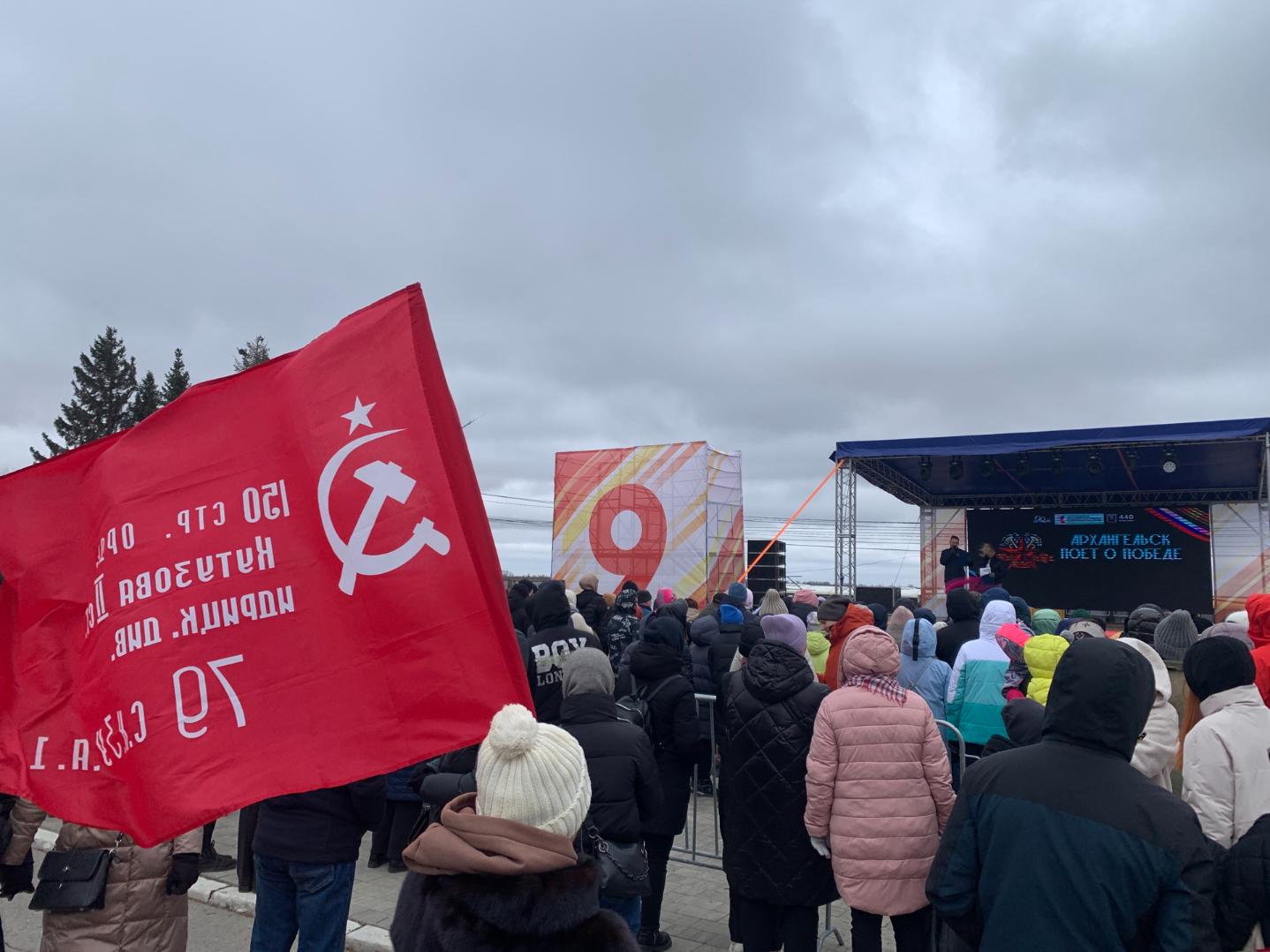 Сразу после парада и возложения цветов, на площади начался концерт самодеятельных артистов