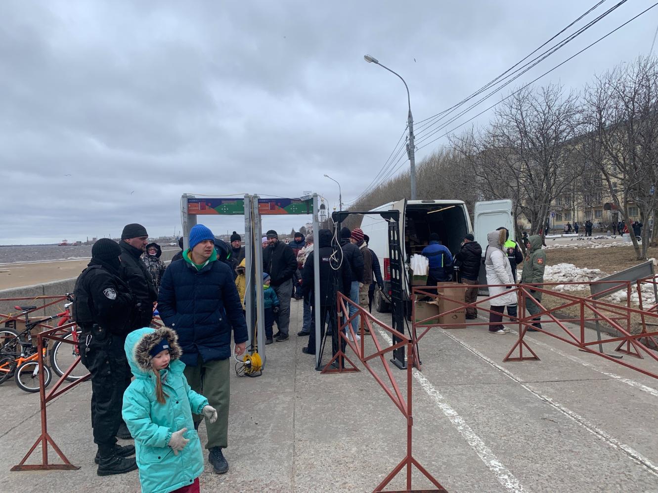 Мероприятие прошло под пристальным контролем силовиков, проход к площади - только через рамку металлодетектора