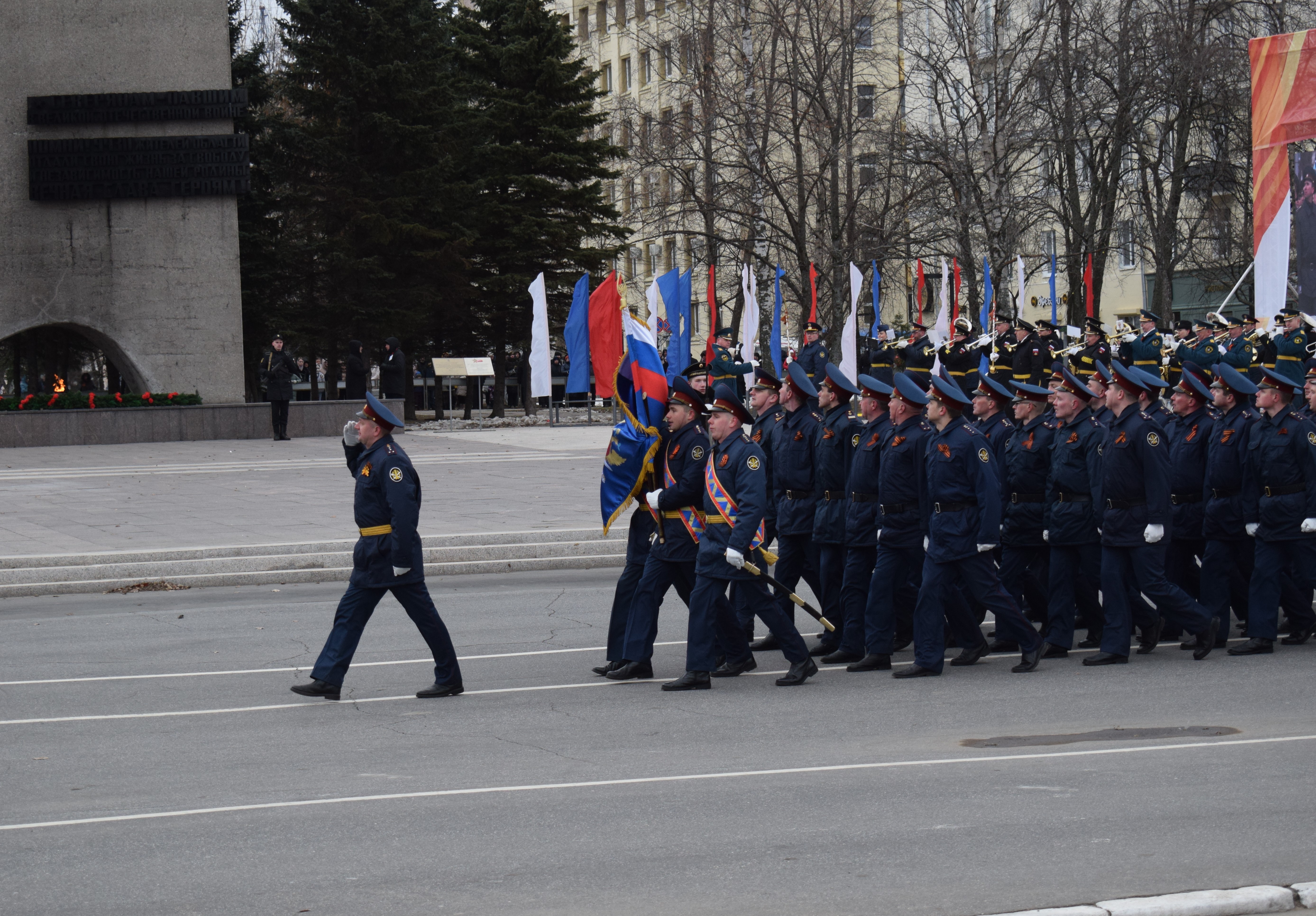Полиция не только сторожит периметр, но также и участвует в прохождении