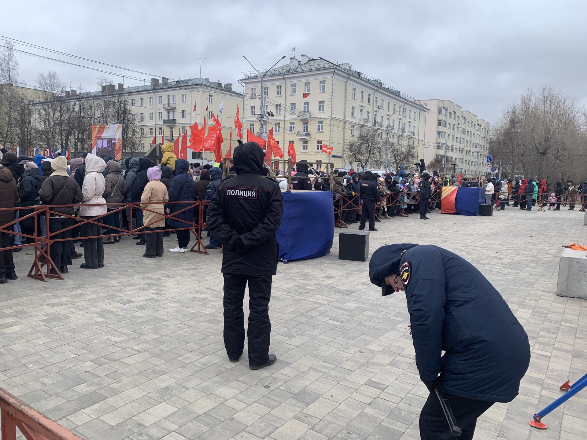 Несмотря на непогоду, внутри ограждения на площади, посмотреть на парад и почтить память павших, собрались несколько сотен горожан