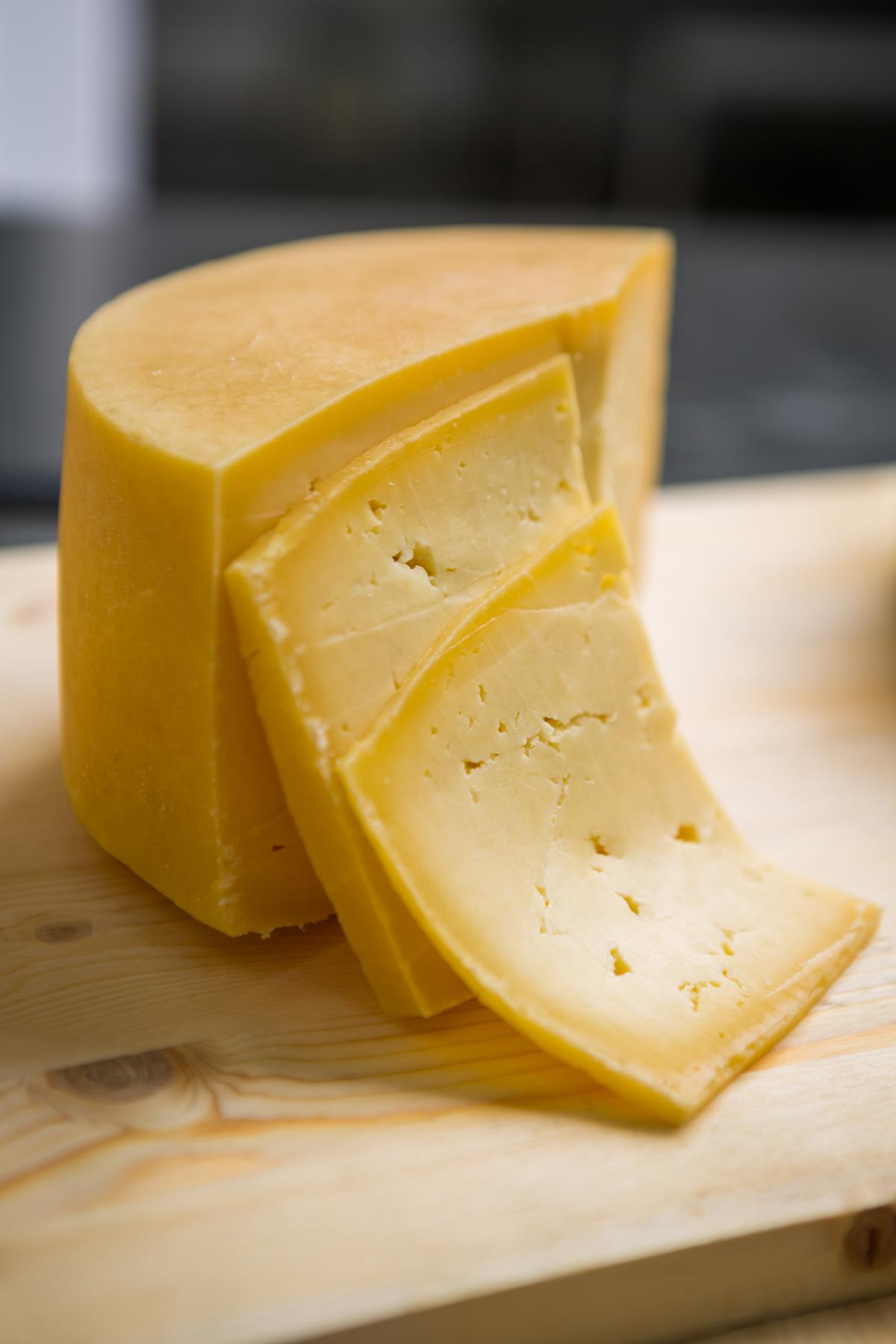 Сыр в соленой воде. Сыр. Соленый сыр. Желтый сыр. Сыр с корочкой.